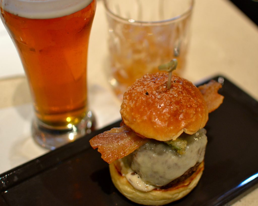 Salty-Dog-Gastropub-Ernesto_Burger